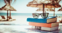 occhiali da sole con libri al mare